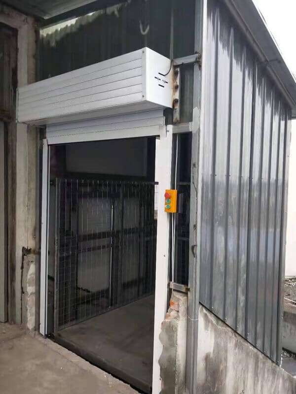 elevador de carga con puertas de persiana