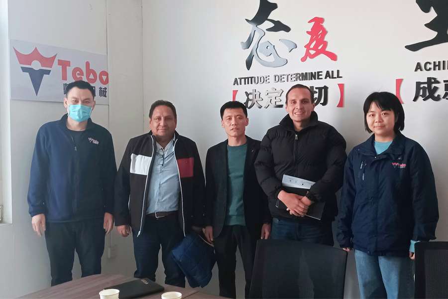 Foto der Tebo-Gruppe mit bolivianischen Kunden